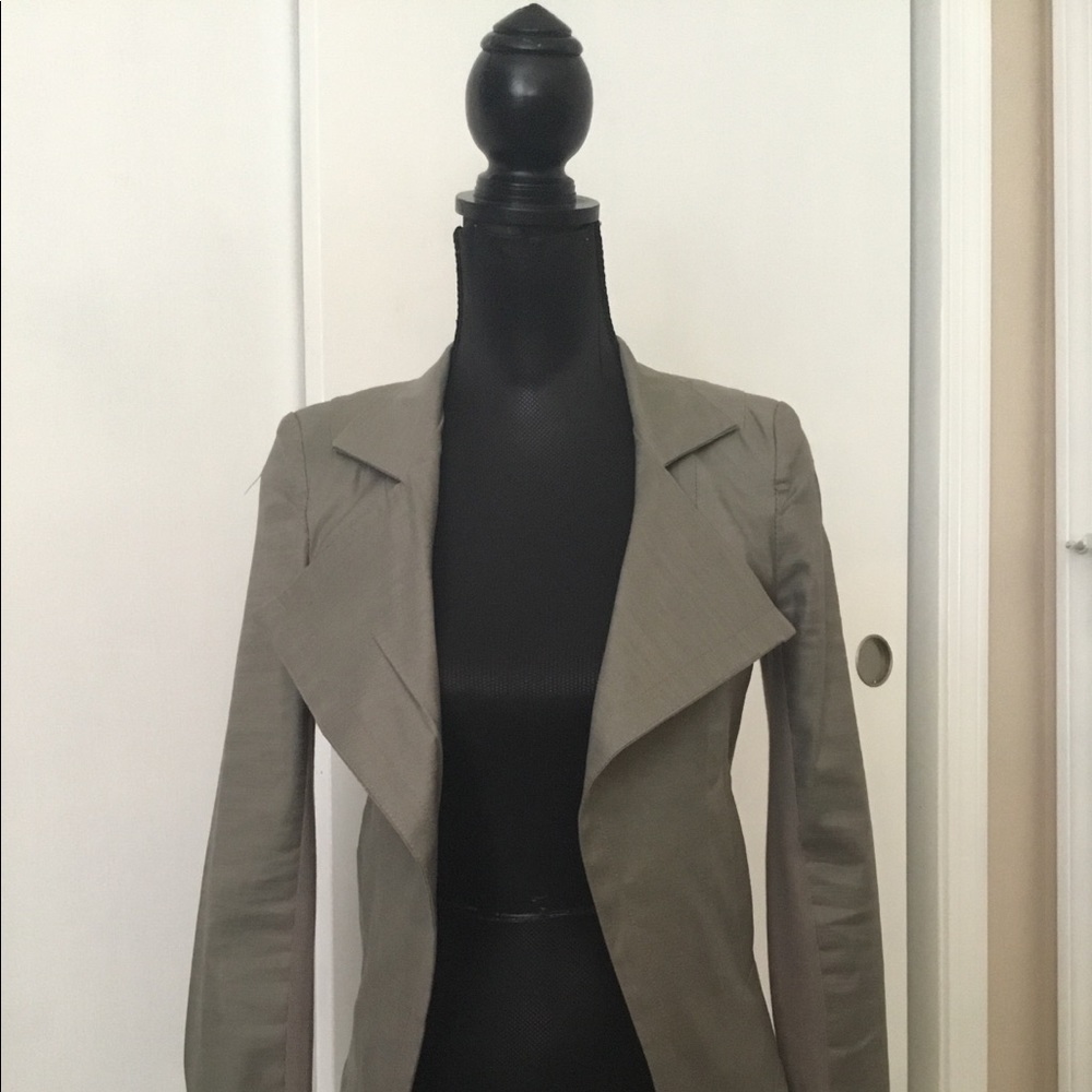 DeRigeueur - Cropped Linen Jacket